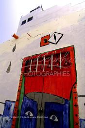 Image du Maroc Professionnelle de  Peinture sur la devanture d'un magasin dans la Kasbah d'Asilah, ville du nord du Maroc sur l'océan Atlantique à 40 km au sud de Tanger, Vendredi 9 Août 2002.(Photo / Abdeljalil Bounhar)
